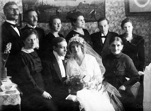 1920-01-23 Brudparet Hildur och Knut med brudens mor Maria Kristina Norberg.jpg - Brudkort taget den 23 januari 1920 från vänster: Tågmästare Johan Bergström med fru Lydia, syster till bruden, Frisör Eklund med fru, Sömmerskan Lina Sandström som klädde bruden, Frisör Svärd med fru från Luleå, samt brudens moder Maria Norberg.